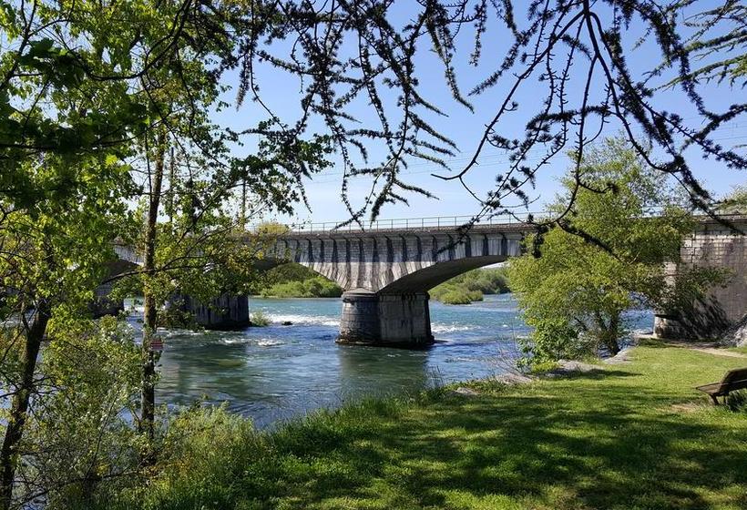 ベッドアンドブレックファースト Chambre D´hôtes Léonie & Restaurant