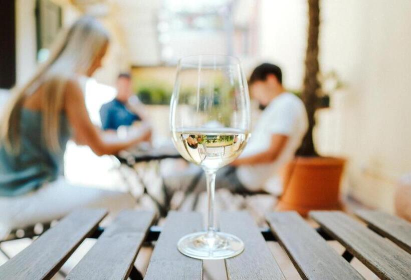 تختخواب و صبحانه Romeo Giulietta