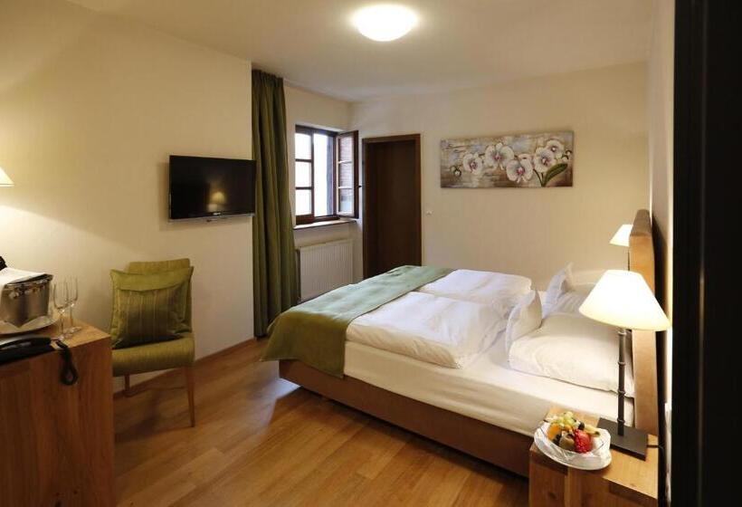 בית מלון כפרי Weinkastell Zum Weissen Ross