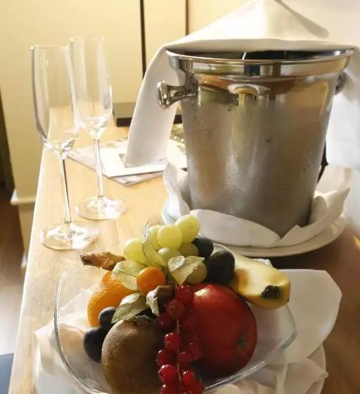 ホテル Weinkastell Zum Weissen Ross