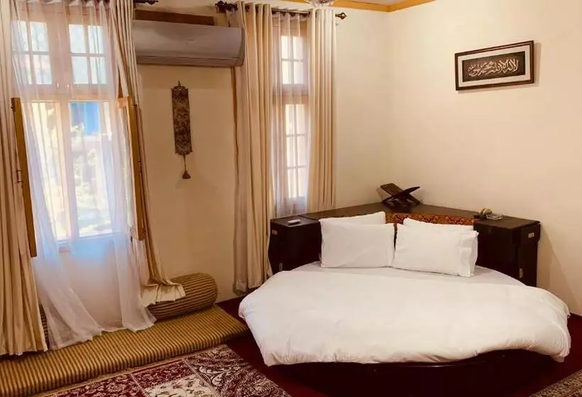 تختخواب و صبحانه Bottleneck Lodges