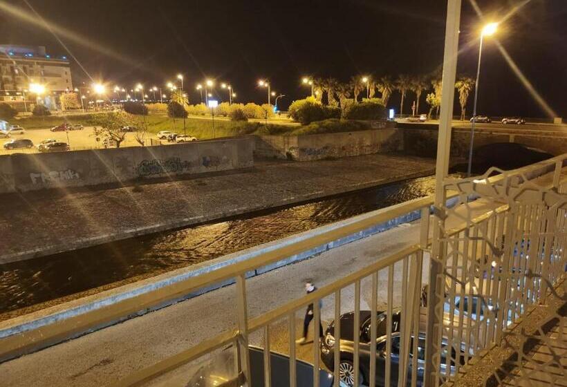 تختخواب و صبحانه Holding House  Close Train Station And Port