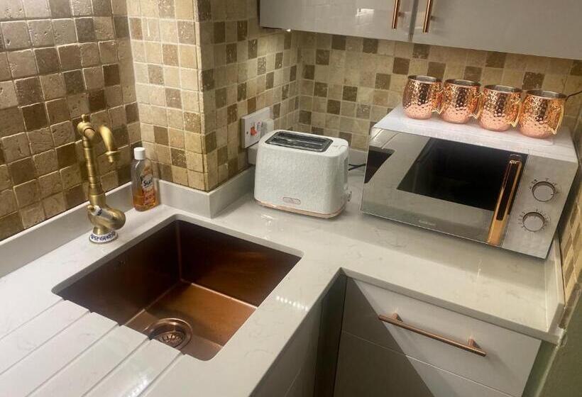 צימר Quiet Lower Floor 2 Bed City Apartment With Private Patio Garden