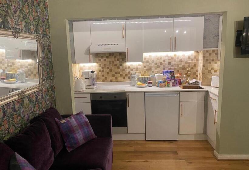 צימר Quiet Lower Floor 2 Bed City Apartment With Private Patio Garden