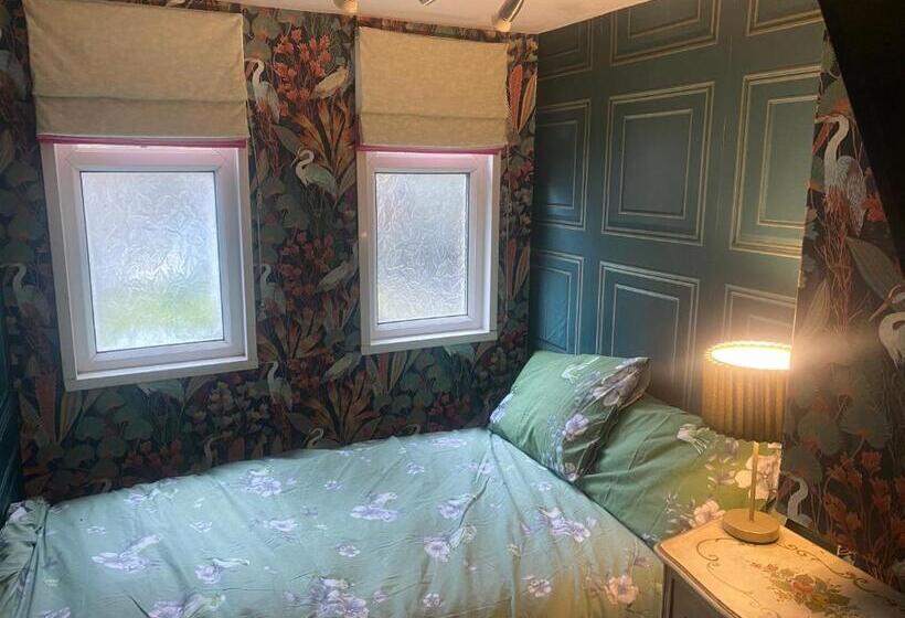 צימר Quiet Lower Floor 2 Bed City Apartment With Private Patio Garden