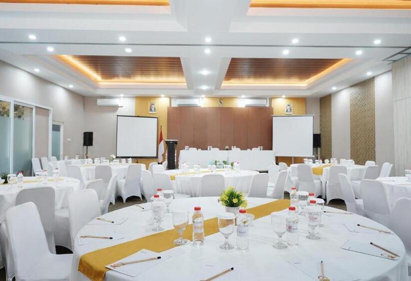 Front One Hotel Sragen