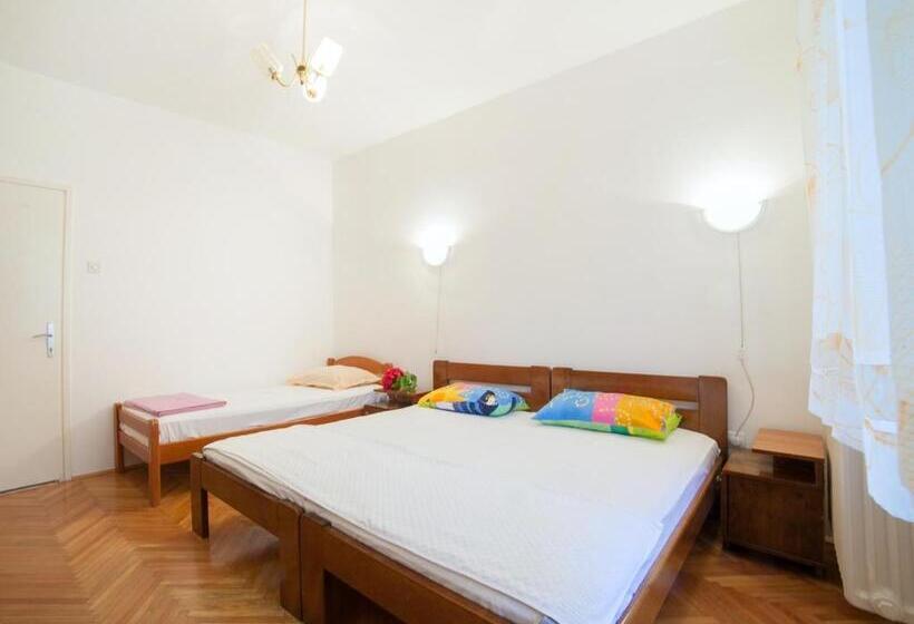 پانسیون Apartmani I Sobe Radojičić