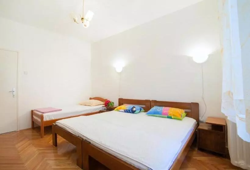 پانسیون Apartmani I Sobe Radojičić