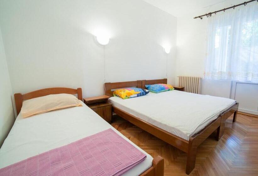 پانسیون Apartmani I Sobe Radojičić