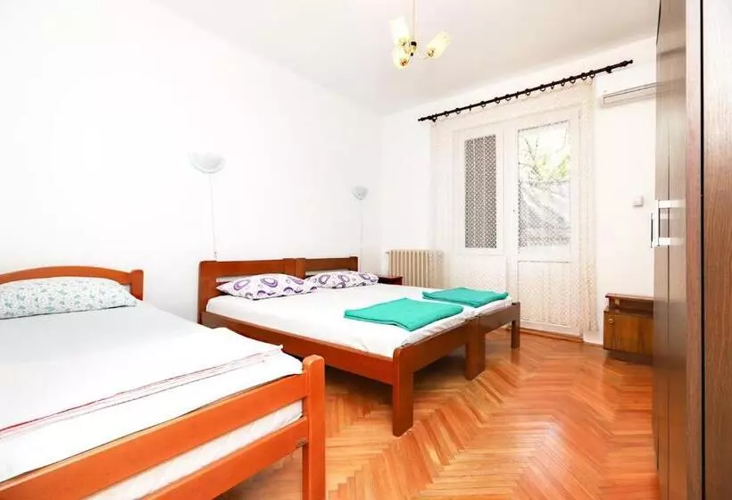 پانسیون Apartmani I Sobe Radojičić