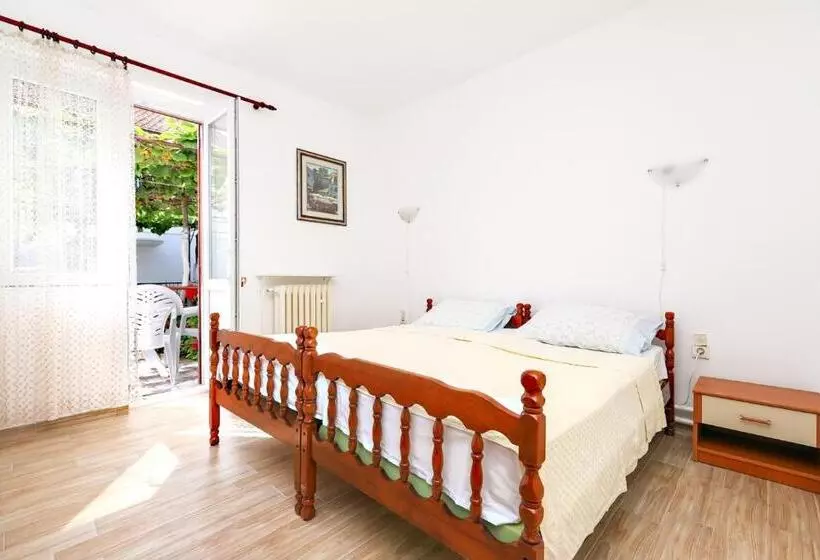 پانسیون Apartmani I Sobe Radojičić