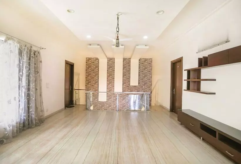 Hotelli Fabexpress Divine Inn