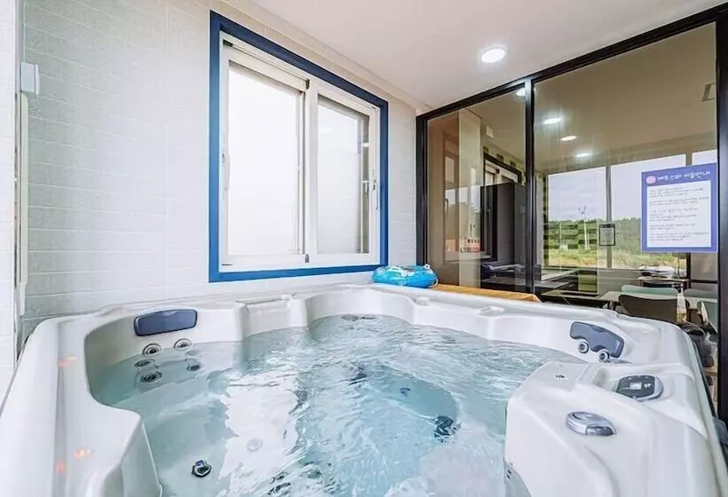 Majatalo U Kids Pool Villa