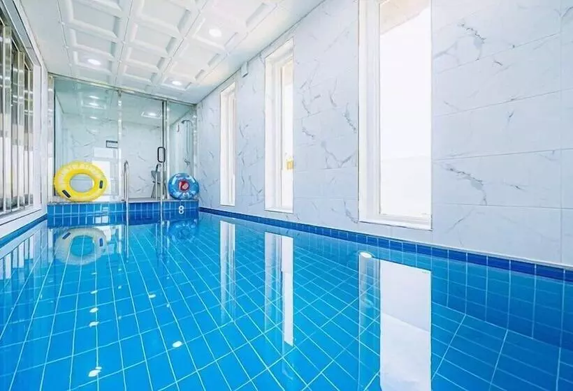 Majatalo U Kids Pool Villa