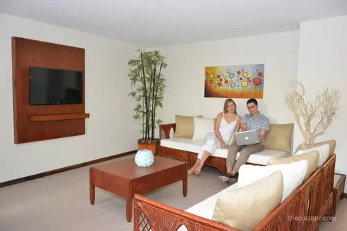 هتل The Plaza Suites