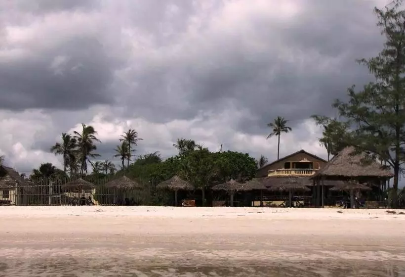 Kipepeo Beach And Village