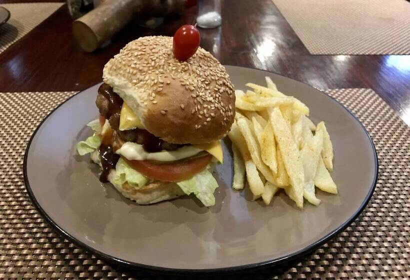 بنسيون Aerotropolis Guest Lodge