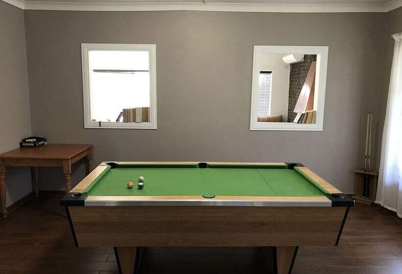 بنسيون Aerotropolis Guest Lodge