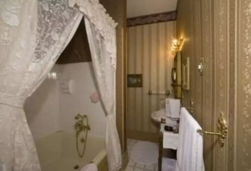 تختخواب و صبحانه Port City Victorian Inn