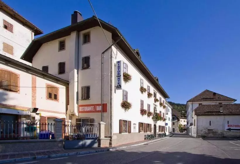 ホテル Albergo Alle Alpi