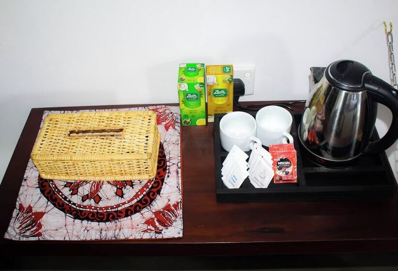 Отель The Chariot Hikkduwa Resort