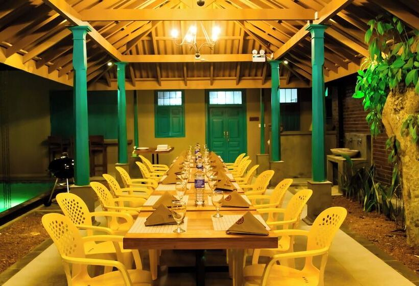 Отель The Chariot Hikkduwa Resort