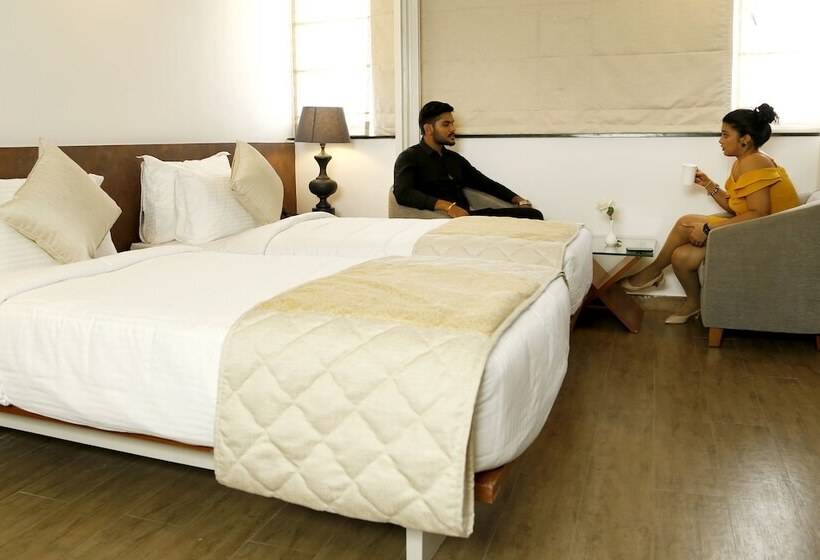 هتل Shivas Gateway Airport Road