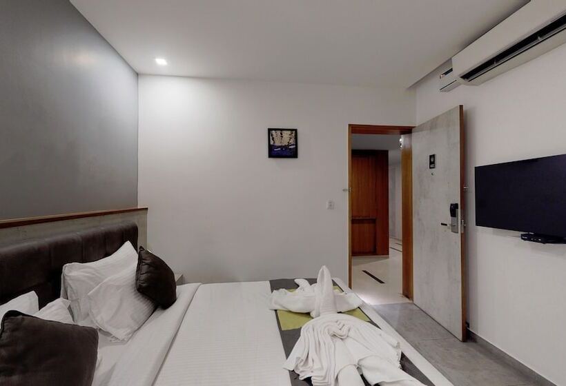 هتل Shivas Gateway Airport Road