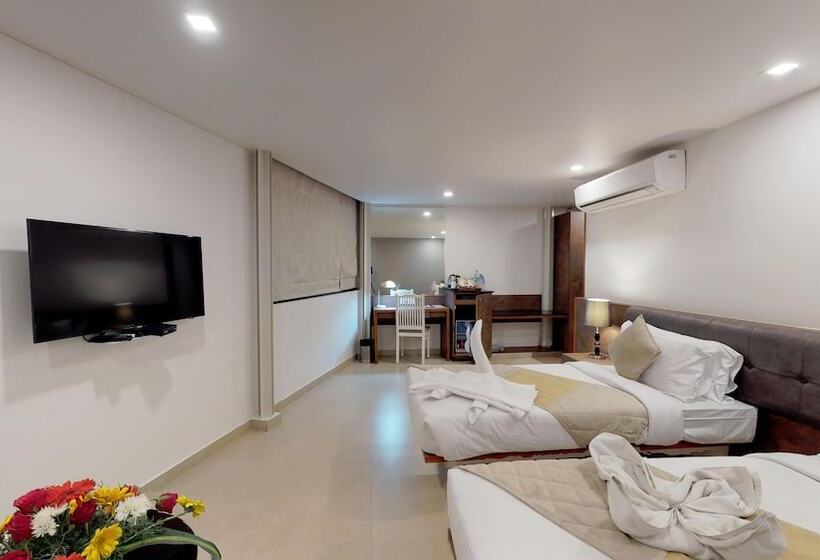 هتل Shivas Gateway Airport Road