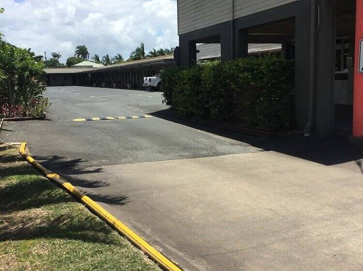 فندق على الطريق Country Plaza Motor Inn