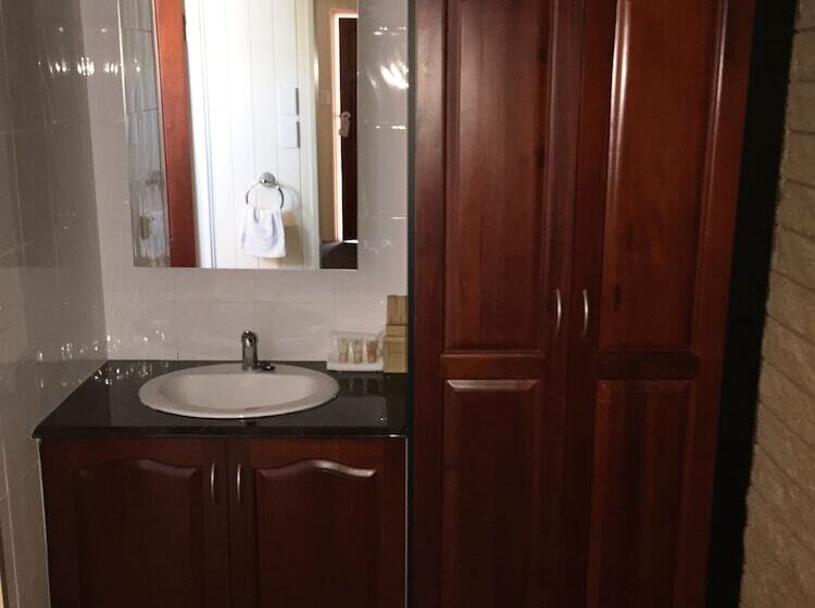 فندق على الطريق Country Plaza Motor Inn