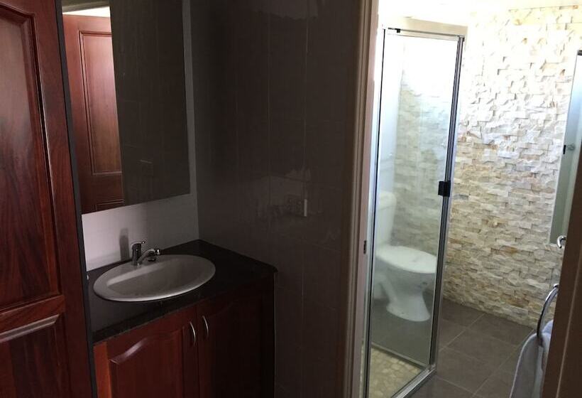 فندق على الطريق Country Plaza Motor Inn