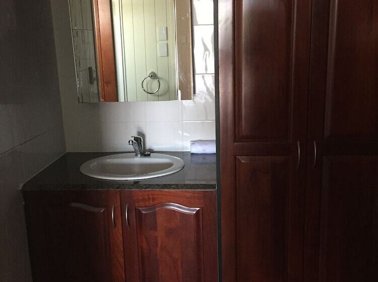 فندق على الطريق Country Plaza Motor Inn