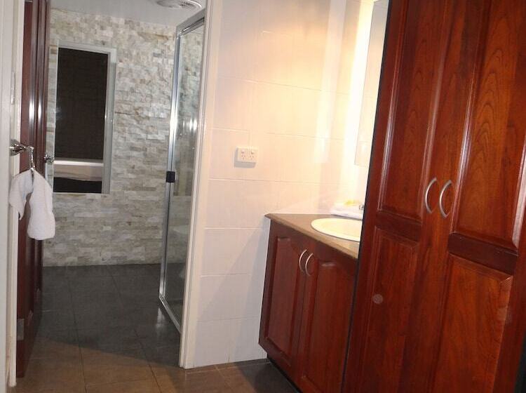 فندق على الطريق Country Plaza Motor Inn