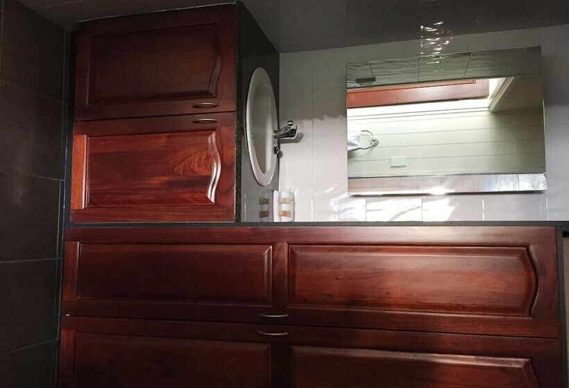 فندق على الطريق Country Plaza Motor Inn