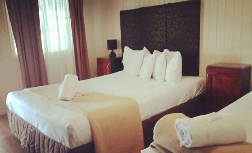 فندق على الطريق Country Plaza Motor Inn