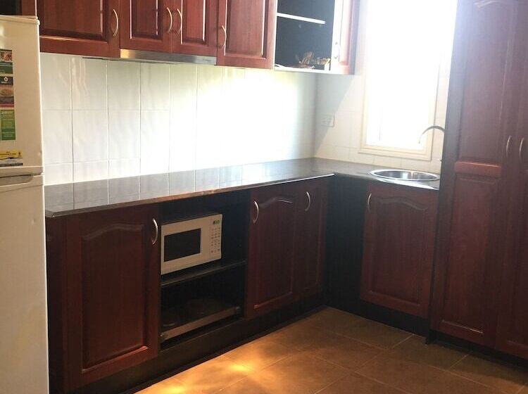 فندق على الطريق Country Plaza Motor Inn