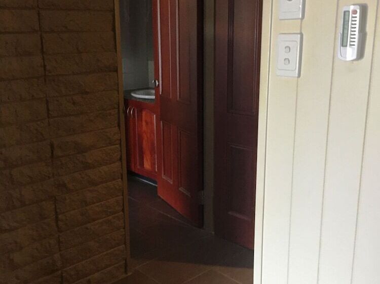 فندق على الطريق Country Plaza Motor Inn