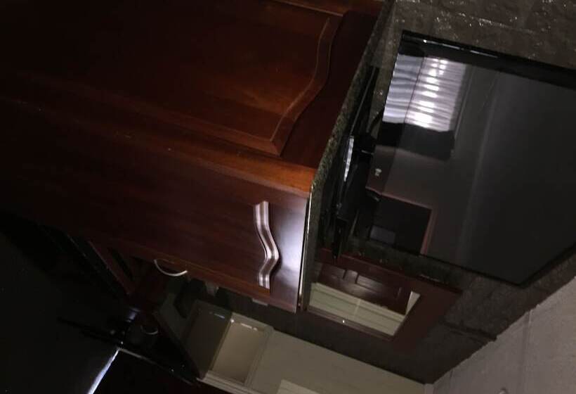 فندق على الطريق Country Plaza Motor Inn