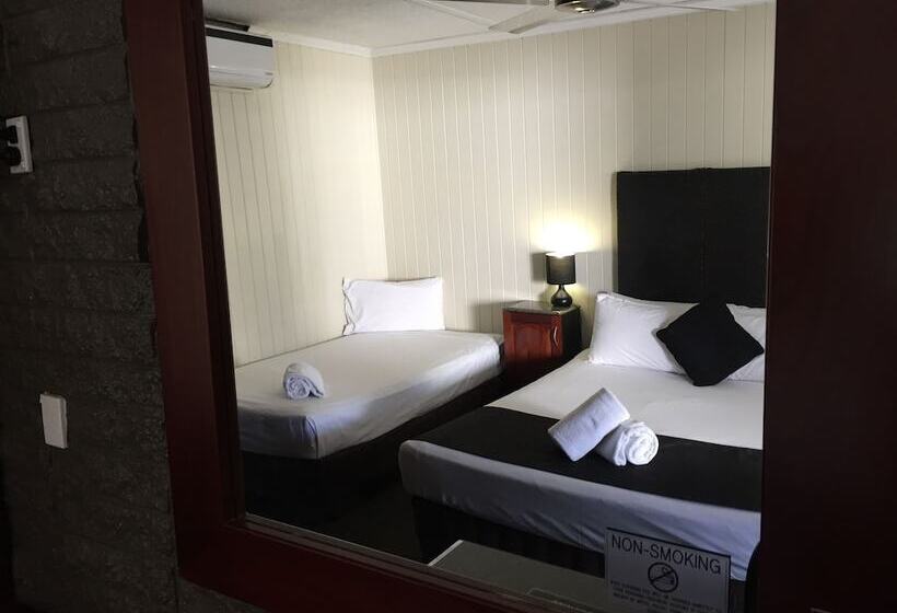 فندق على الطريق Country Plaza Motor Inn