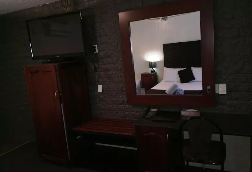 مُتل Country Plaza Motor Inn