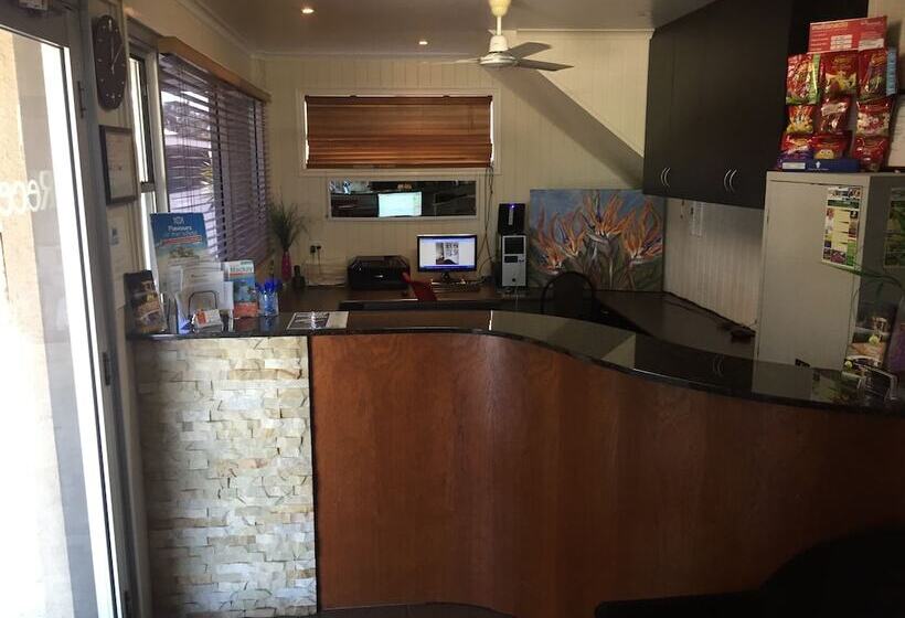 فندق على الطريق Country Plaza Motor Inn