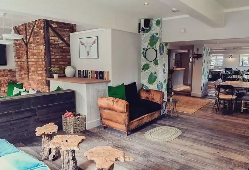 簡易ホテル The Nest  And Restaurant