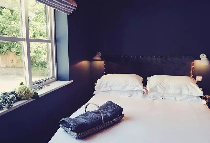 簡易ホテル The Nest  And Restaurant