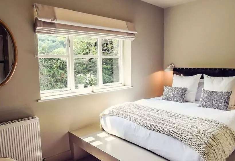 簡易ホテル The Nest  And Restaurant