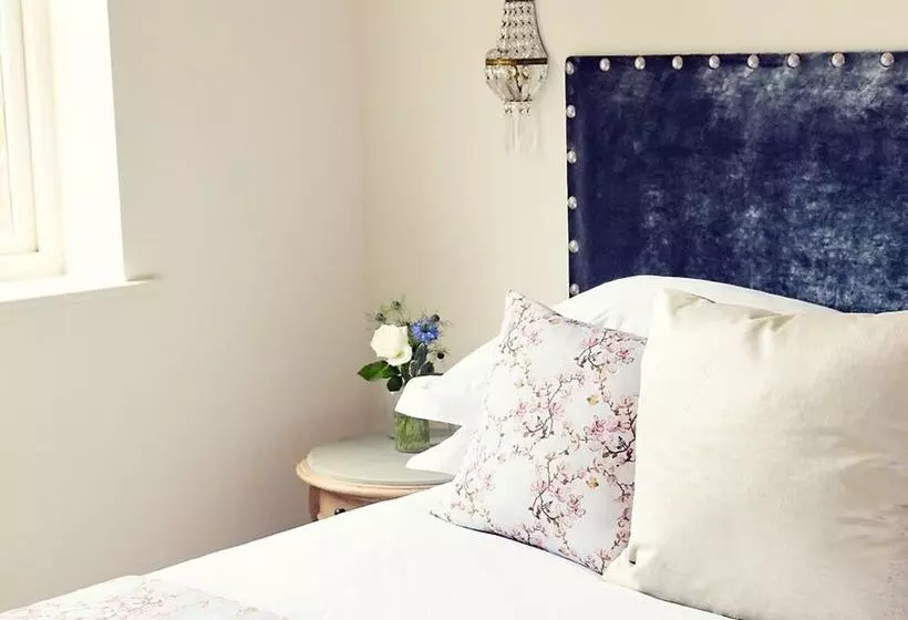 簡易ホテル The Nest  And Restaurant