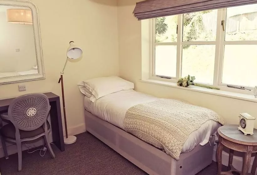 簡易ホテル The Nest  And Restaurant