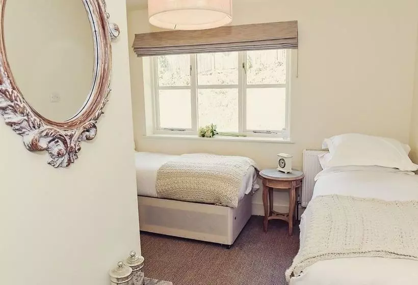 簡易ホテル The Nest  And Restaurant