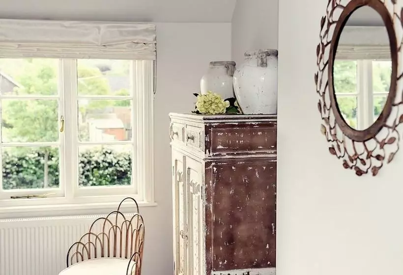 簡易ホテル The Nest  And Restaurant