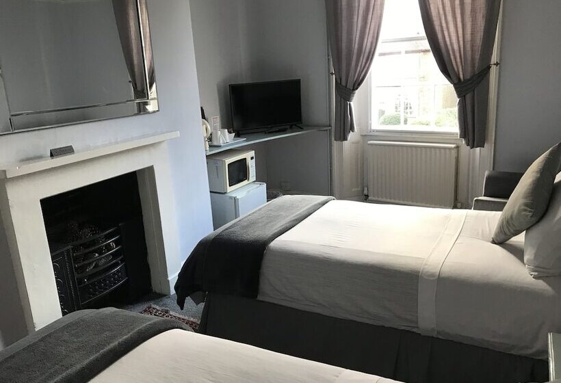 פנסיון The Red House